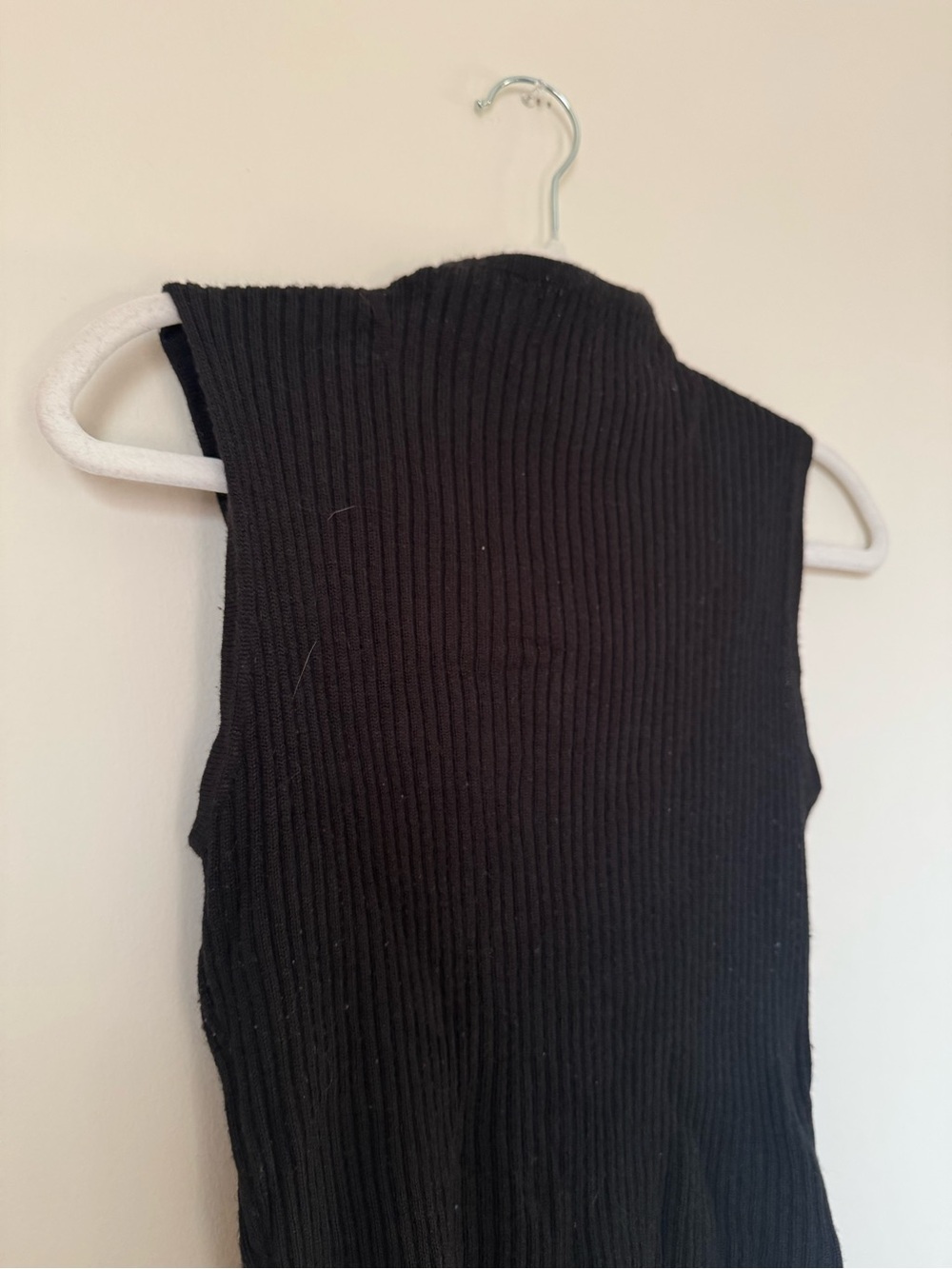 Sleeveless Ribbed Knit Top - Picture 2 of 4